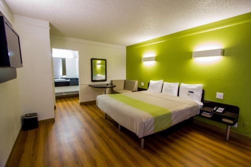 Кровать или кровати в номере Motel 6-Austin, TX - Midtown