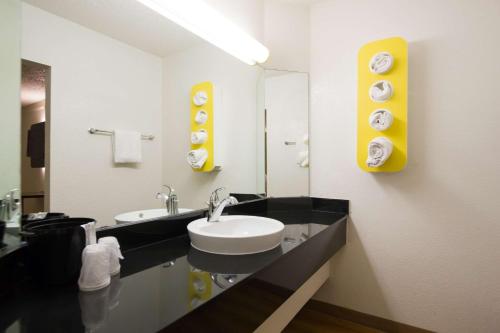 y baño con lavabo y espejo. en Motel 6-Austin, TX - Midtown, en Austin