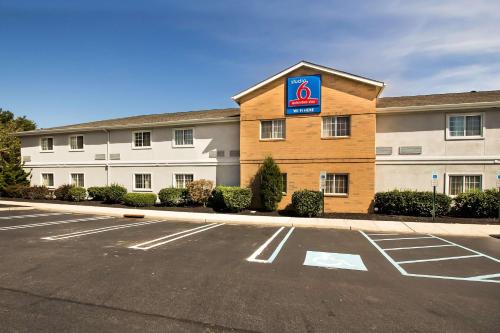 an empty parking lot in front of a hotel at Studio 6-East Brunswick, NJ - NYC Area in East Brunswick
