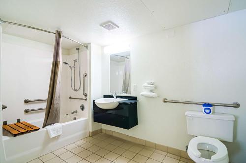 Koupelna v ubytování Motel 6-Barstow, CA
