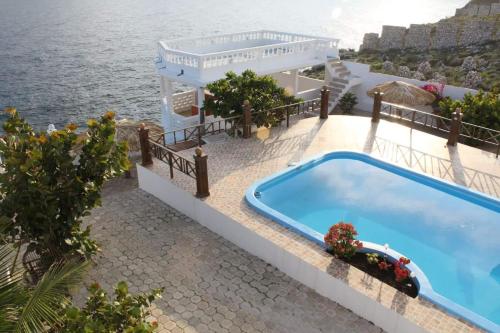 uma villa com piscina junto ao oceano em Maxanika em Jacmel