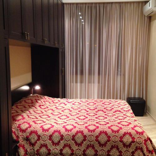 - une chambre avec un lit et une couverture rouge dans l'établissement 11 Shio Chitadze St, à Tbilissi