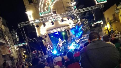 a crowd of people watching a band on a stage at Sopra Isola in Ioppolo Giancaxio