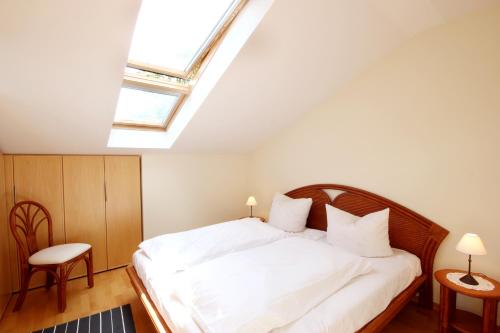 ビンツにあるResidenz Prorer Wiek by Rujanaのベッドルーム(天窓付きの白いベッド1台付)