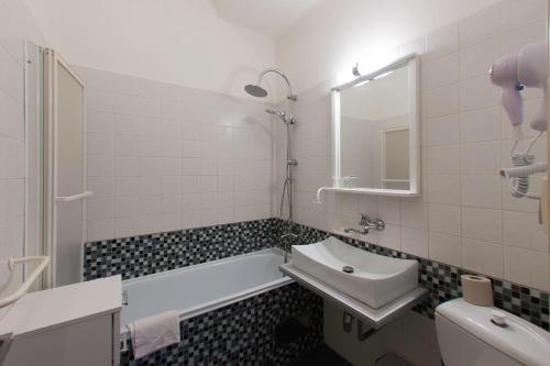 Um banheiro em Hotel Soudek