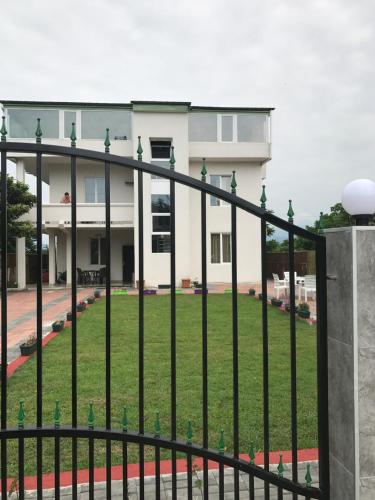 a fence in front of a building at BSG Rustaveli 184 in K'obulet'i