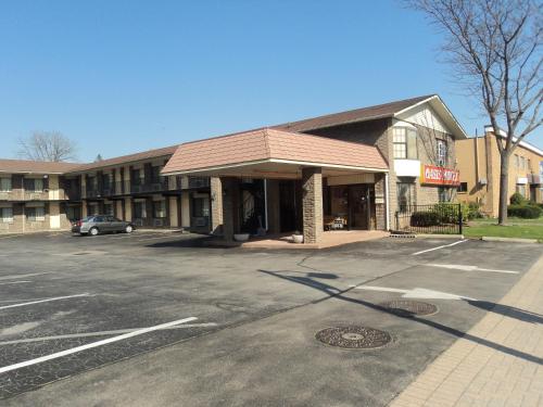 an empty parking lot in front of a building at Oasis Motel by The Falls in Niagara Falls