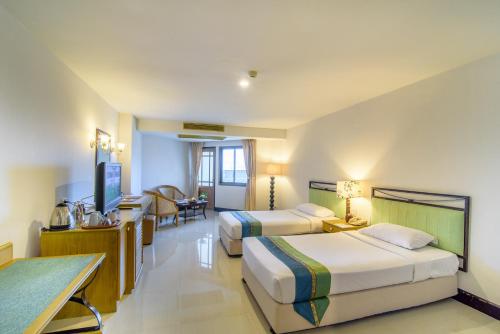 Gallery image of Golden Beach Cha-Am Hotel in Cha Am