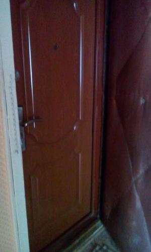 ビイスクにあるАпартаменты Ленинградская 37のバスルーム(木製のドア付きのシャワー付)