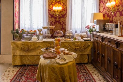 a room with a table with food on it at Hotel Bel Sito e Berlino in Venice