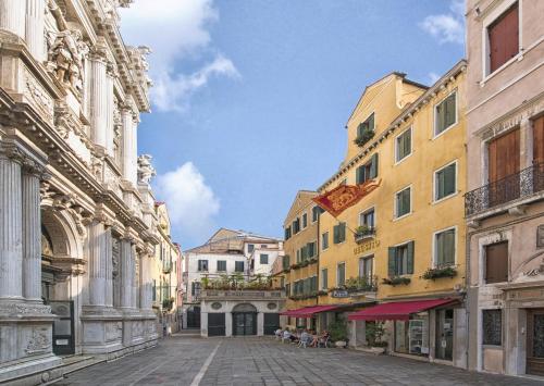 una calle vacía en una ciudad con edificios en Hotel Bel Sito e Berlino, en Venecia