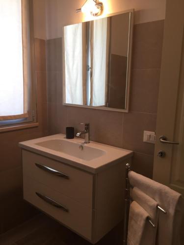 een badkamer met een wastafel en een spiegel bij Casetta Lavanda in Pomonte