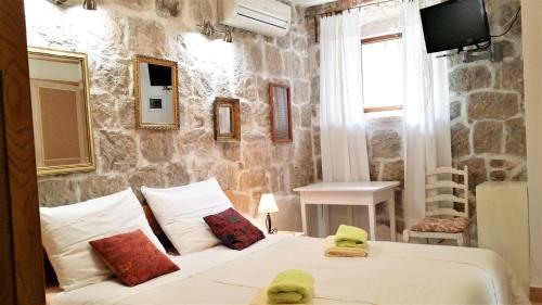 ein Schlafzimmer mit einem Bett mit zwei Handtüchern darauf in der Unterkunft Authentic Mediterranean Apartment in Split