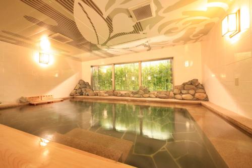 una piscina cubierta en una casa en Centurion Hotel & Spa Kurashiki Station, en Kurashiki