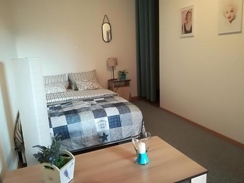 ブコビナ・タトシャンスカにあるU Siebie w Górach Apartamentyのベッドと木製のテーブルのある寝室