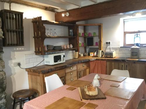 cocina con mesa y microondas en No21 Hop to Zipworld, en Bethesda