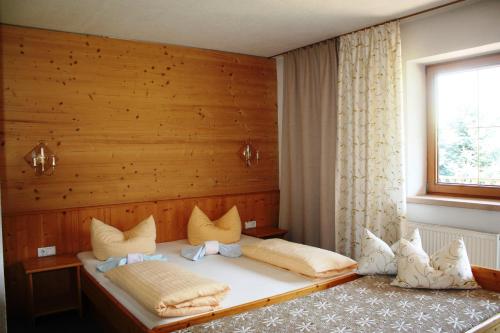 Postel nebo postele na pokoji v ubytování Landhaus Chalet Rosenrot
