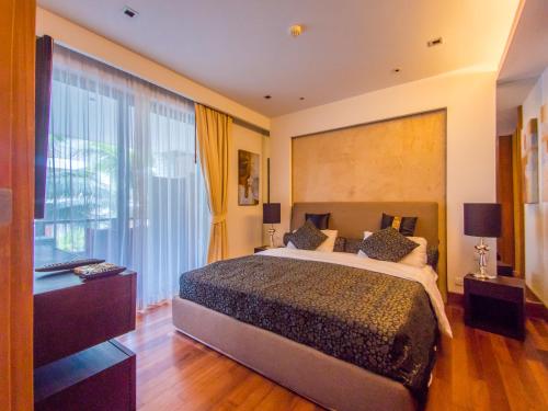 ein Schlafzimmer mit einem großen Bett und einem großen Fenster in der Unterkunft Beachfront luxury 2 bdr apartment by InDreams, Naithon Beach (говорим по русски) in Nai Thon Beach