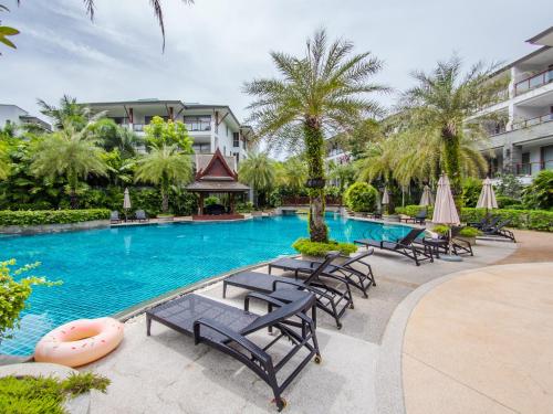 einen Pool in einem Resort mit Stühlen und Sonnenschirmen in der Unterkunft Beachfront luxury 2 bdr apartment by InDreams, Naithon Beach (говорим по русски) in Nai Thon Beach