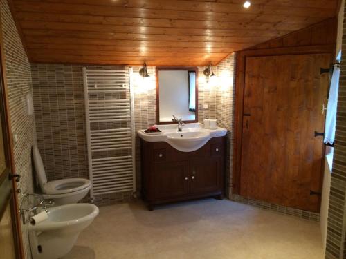 ein Bad mit einem Waschbecken und einem WC in der Unterkunft Casa Laura in Castel del Monte
