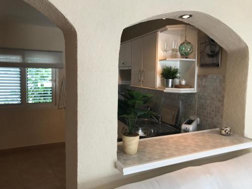 a kitchen with an archway in a room at Camino del Vasco in Denia