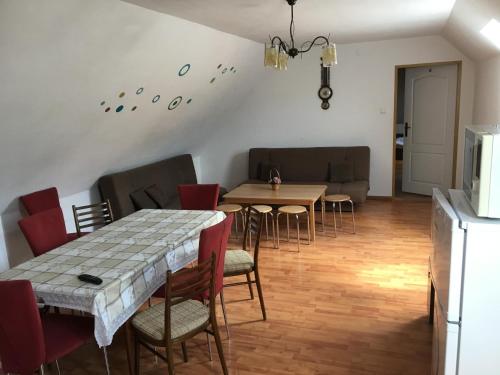una sala da pranzo con tavolo e sedie di Penzión Bernáth a Rožňava