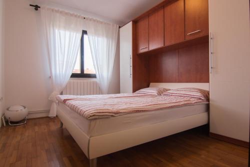 1 dormitorio con cama y ventana en Nada, en Fažana