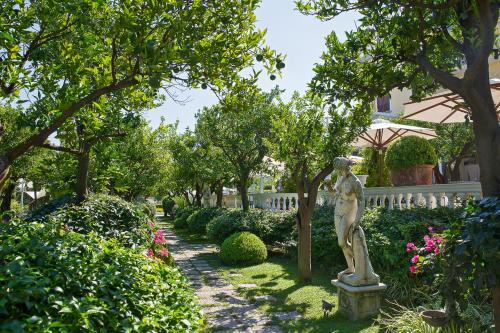 a statue in the middle of a garden at La Medusa Hotel - Dimora di Charme in Castellammare di Stabia