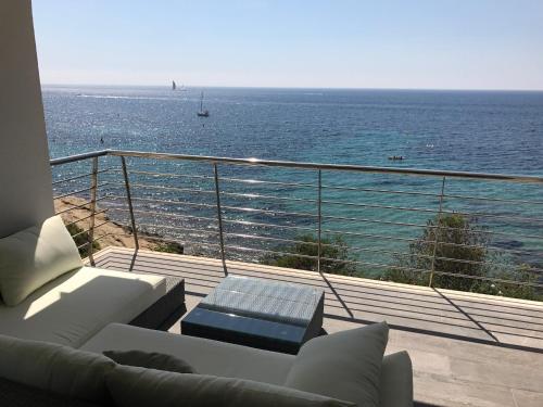 balcón con sofá y vistas al océano en Sea front, design, Air Conditioning, heating, First floor, 4beds, en Moraira
