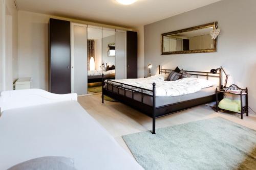 Кровать или кровати в номере Ferienhaus am Bergeshang