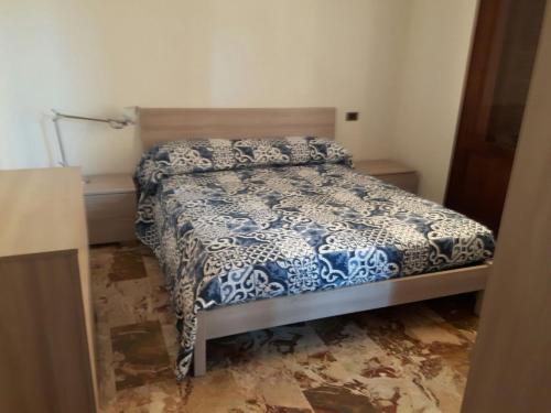 カルボニフェラにあるVilla Olgaのベッドルーム1室(青と白の掛け布団付きのベッド1台付)