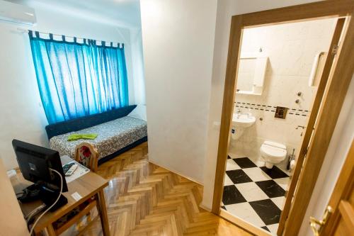 諾維薩德的住宿－阿馬羅公寓，一间带床和卫生间的小浴室