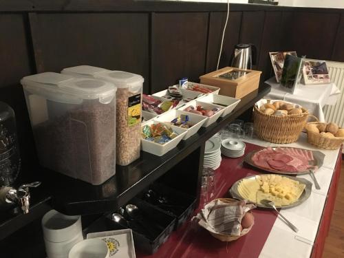 ゲストハウスの敷地内または近くでの食事または食べ物