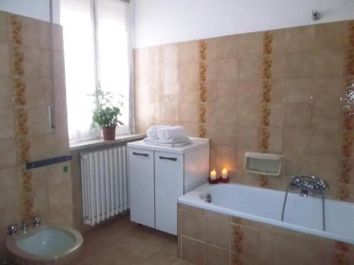 y baño con bañera, aseo y lavamanos. en Relax Sui Monti Dauni, en Castelluccio Valmaggiore