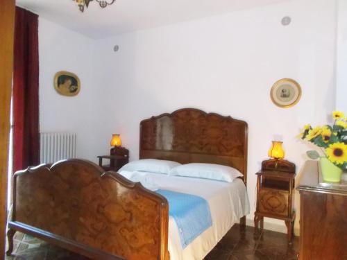 ein Schlafzimmer mit einem großen Bett und zwei Nachttischen in der Unterkunft Relax Sui Monti Dauni in Castelluccio Valmaggiore
