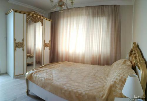 ブルガスにあるBeach Apartments Sarafovoのベッドルーム1室(ベッド1台、窓、鏡付)