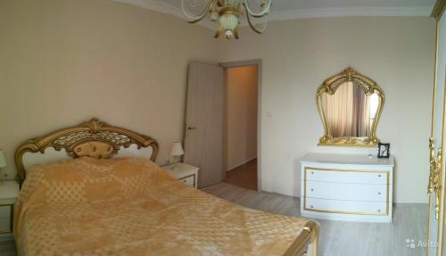 ブルガスにあるBeach Apartments Sarafovoのベッドルーム1室(ベッド1台、壁掛け鏡付)