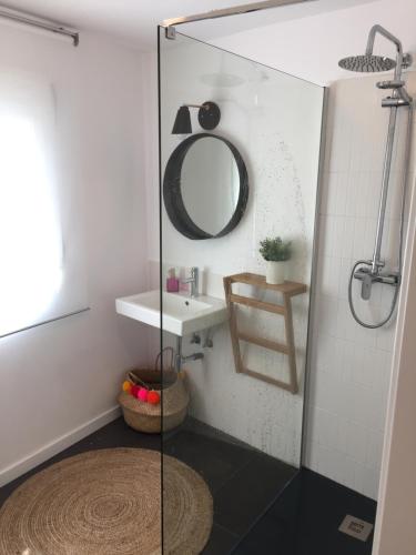 een badkamer met een douche, een wastafel en een spiegel bij Duplex Casco Histórico in Pontevedra