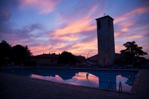 Bazén v ubytování Albergo Di Murlo nebo v jeho okolí