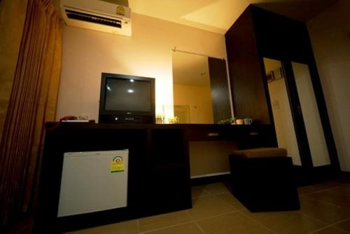 a living room with a flat screen tv in a room at Baan Vor. Sumongkol Service Apartment in Khon Kaen