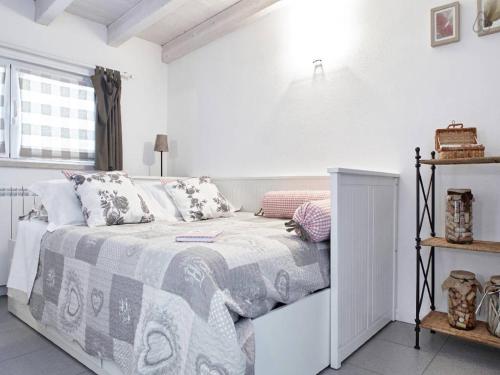 サン・ジョヴァンニ・ルパトートにあるCasetta Bianca B&Bの白いベッドルーム(毛布と枕付きのベッド付)
