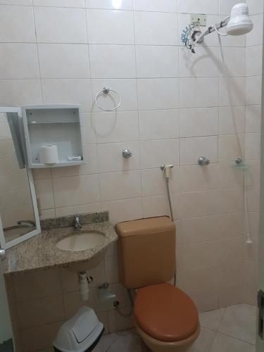 y baño con aseo, lavabo y ducha. en Asa Norte, en Brasilia