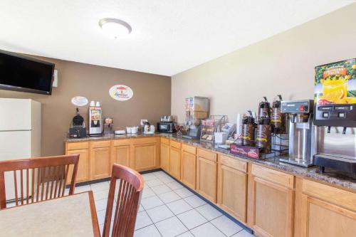 een fastfoodrestaurant met een keuken met een toonbank bij Super 8 by Wyndham Belleville in Belleville