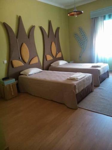 1 dormitorio con 2 camas en una habitación en Hotel Vitoria, en Santarém