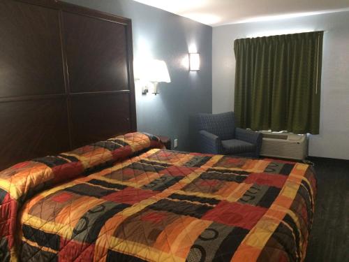 Un pat sau paturi într-o cameră la Gulf American Inns