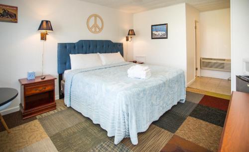 Un pat sau paturi într-o cameră la Sunset Motel