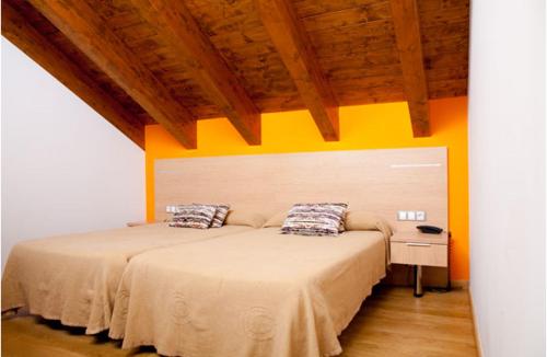 เตียงในห้องที่ Apartahotel Castejón de Sos