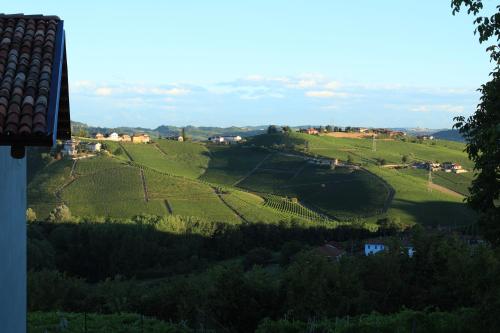 a view of a green hillside with trees and houses at Ca Dei Currà in Neive