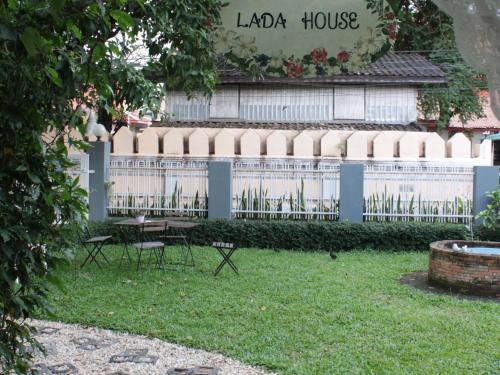 Taman di luar Lada House