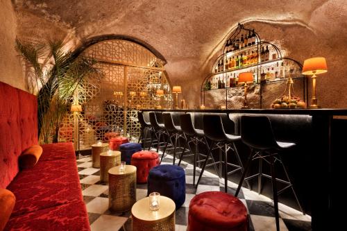 un bar con sgabelli e un bancone con bottiglie di vino di Villa Brown Jerusalem, a member of Brown Hotels a Gerusalemme